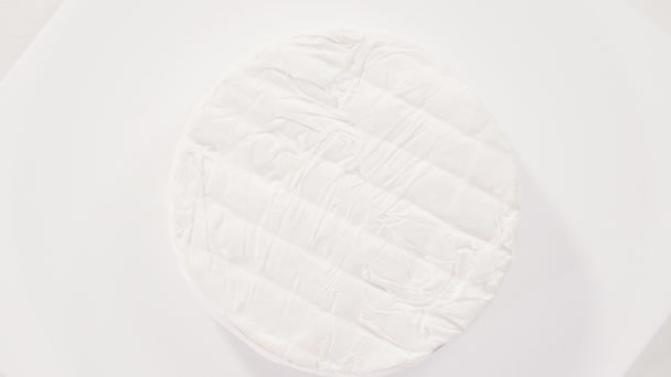 Rebanada Grande Queso Brie Sobre Fondo Blanco — Vídeos de Stock