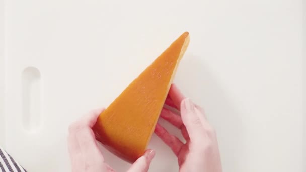 白色背景上的大块半软片脱脂奶酪 — 图库视频影像