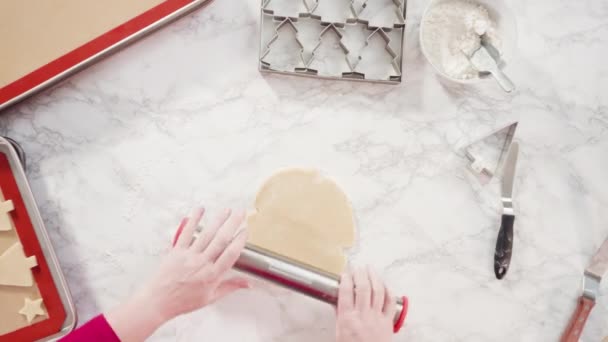 クリスマスクッキーカッターで形を切り取る砂糖クッキー生地から — ストック動画