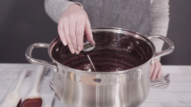 Derretimiento Chips Chocolate Olla Cocción Para Hacer Caramelo Nuez Macadamia — Vídeos de Stock