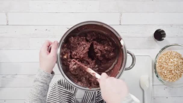 在锅里融化巧克力片做坚果软糖 — 图库视频影像