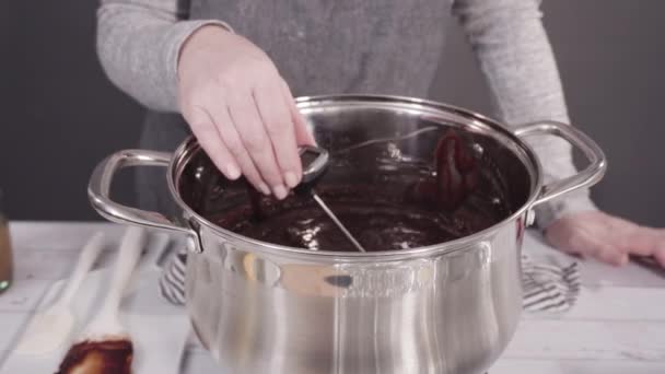 남비에 초콜릿 다미아 푸지를 만든다 — 비디오