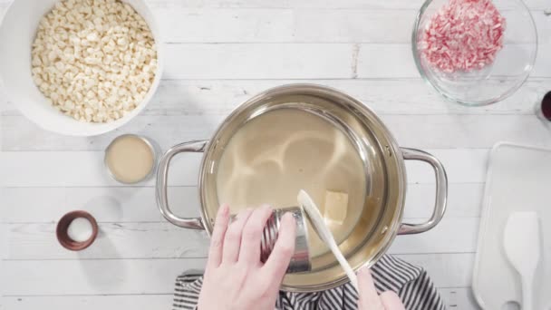 Smältning Vit Choklad Chips Matlagning Potten För Att Göra Godis — Stockvideo