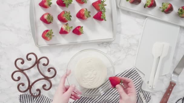 Preparação Morangos Cobertos Chocolate Uma Bandeja Biscoito — Vídeo de Stock