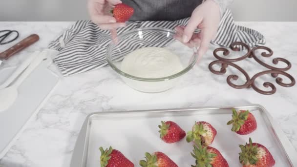 クッキートレイにチョコレートで覆われたイチゴを準備する — ストック動画