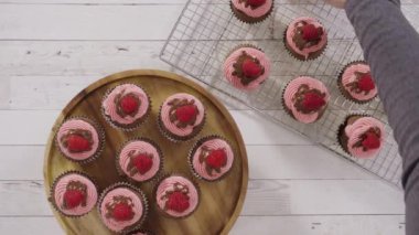 Çikolatalı ahududu kekleri çikolatalı ganache serpiştirilmiş ve üzeri ahududulu..