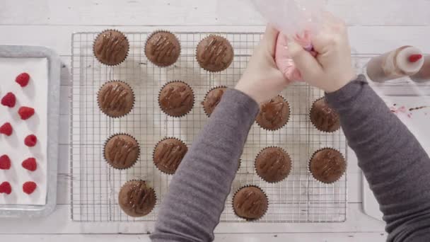 Cupcakes Framboesa Chocolate Gourmet Drizzled Com Ganache Chocolate Coberto Com — Vídeo de Stock