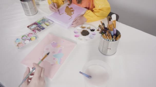 Маленька Дівчинка Малює Акриловою Фарбою Полотні Своєю Матір Мистецького Проекту — стокове відео