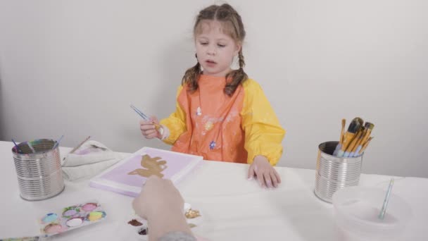 子供の紙工芸品 空のトイレ紙ロールと建設紙から紙のバグを作る — ストック動画