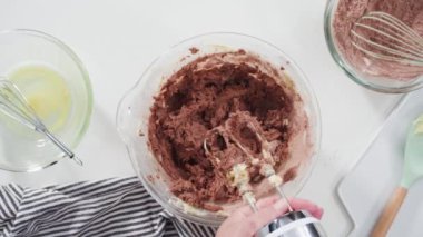 Çikolatalı kurabiye pişirmek için karışımı bir bardakta karıştırıyorum..