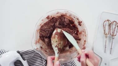 Çikolatalı kurabiye pişirmek için karışımı bir bardakta karıştırıyorum..