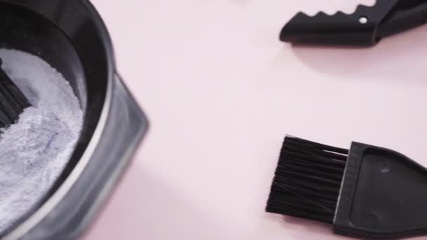 Kolor Włosów Farbowanie Proszku Czarnej Plastikowej Misce Mieszania Różowym Tle — Wideo stockowe