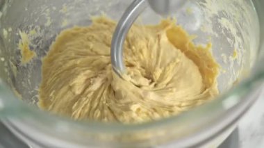 Silikon minderli fırın tepsisinde yükselen brioche hamuru.