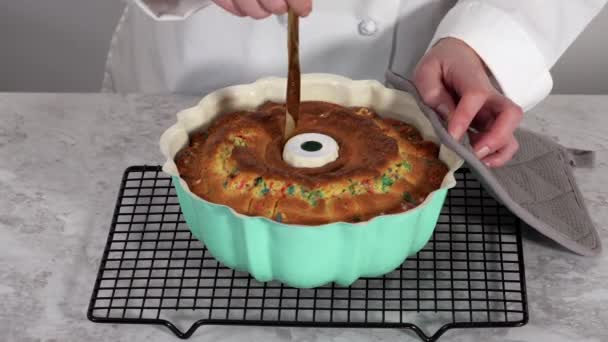 Funfetti Bundt Κέικ Στην Κουζίνα Στο Τραπέζι — Αρχείο Βίντεο