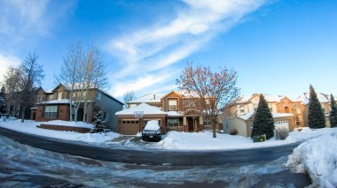 Denver, Colorado, ABD-10 Şubat 2020 - Soğuk bir kış sabahı tipik bir Amerikan banliyö mahallesinden geçerken.