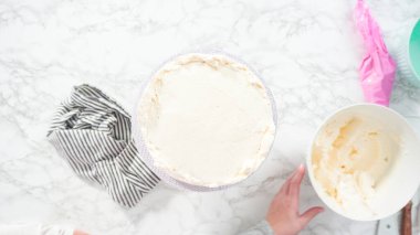 Düz yatıyordu. Adım adım. Beyaz İtalyan kremalı, yuvarlak funfetti keki..