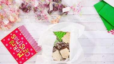 Düz yatıyordu. Adım adım. Ev yapımı şekerleme ve kurabiyeleri Noel hediyesi kutusuna koymak.