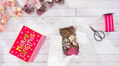 Düz yatıyordu. Adım adım. Ev yapımı şekerleme ve kurabiyeleri Noel hediyesi kutusuna koymak.