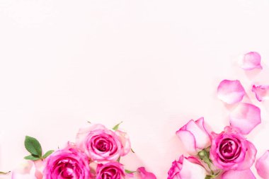 Düz yatıyordu. Pembe güller ve pembe arka planda gül yaprakları.