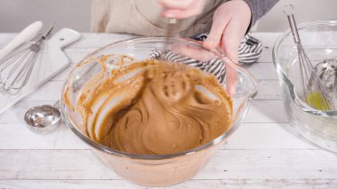 Çikolatalı ahududu kekleri pişirmek için malzemeler karıştırıyorum..