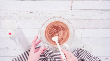 Düz yatıyordu. Çikolata ahududu kekleri için ev yapımı çikolatalı ganache hazırlıyorum..