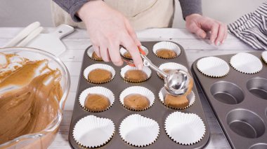 Çikolatalı ahudududulu kek pişirmek için folyoya hamur katıyorum..