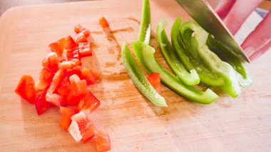 Un tortilla içinde taze sebze, yumurta ve pastırma ile kahvaltıda burrito pişirmek..