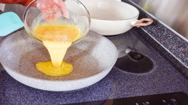 Un tortilla içinde taze sebze, yumurta ve pastırma ile kahvaltıda burrito pişirmek..