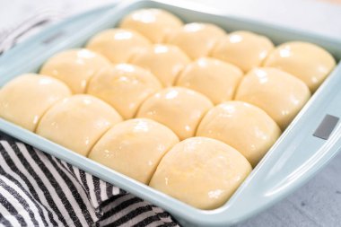 Fırında pişirmeden önce yumurta ve süt karışımıyla yemek rulolarını fırçalamak.