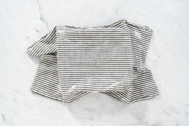 Düz yatıyordu. Pişirme tavasındaki önceden hazırlanmış donmuş hamur köftelerini pişiriyorum..