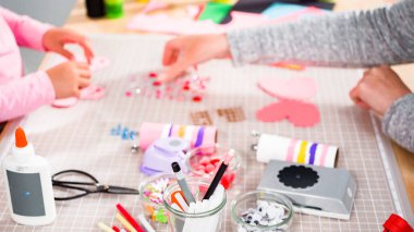 Çocuk kâğıtları. Boş tuvalet kağıdı rulolarından ve inşaat kağıdından kağıt hataları yapmak.