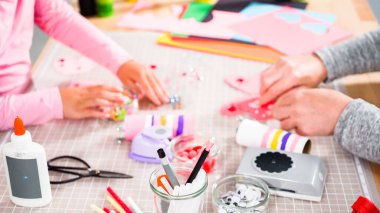 Çocuk kâğıtları. Boş tuvalet kağıdı rulolarından ve inşaat kağıdından kağıt hataları yapmak.