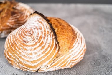 Taze fırınlanmış buğday ekmeği ekmeği ve ekmek koruma sepetinden işaretler..