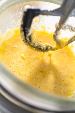 Limonlu kek için hamura malzemeleri karıştırıyorum..