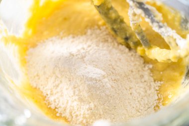 Limonlu kek için hamura malzemeleri karıştırıyorum..