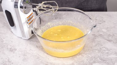 Adım adım. Kırmızı kadife kek hazırlamak için karıştırma kabındaki malzemeleri karıştırıyorum..