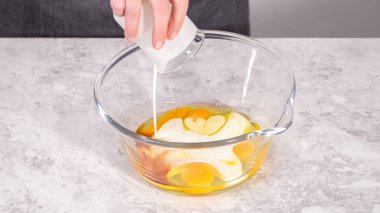 Adım adım. Kırmızı kadife kek hazırlamak için karıştırma kabındaki malzemeleri karıştırıyorum..