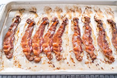 Beyaz parşömen kağıdıyla pişirilmiş pastırma şeritleri..