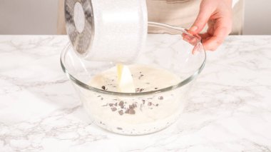Adım adım. Bardakta çikolatalı ganache hazırlıyorum..
