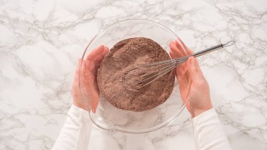 Düz yatıyordu. Adım adım. Çikolatalı kek pişirmek için bardaktaki malzemeleri karıştırıyorum..