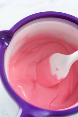 Eriyen pembe çikolatalar mini pembe çikolatalar yapmak için erir..