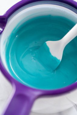 Çikolata erir, şekerde erir, deniz kızı çöreklerini hazırlamak için..