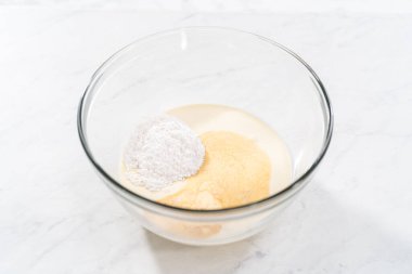 Ev yapımı krem şantiyi hazırlamak için cam bir karıştırma kabında malzemeleri karıştırıyorum..