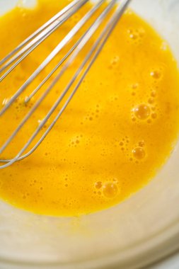 Nane şekerli çikolatalı kurabiyeler pişirmek için büyük bir bardakta karıştırma malzemesi..