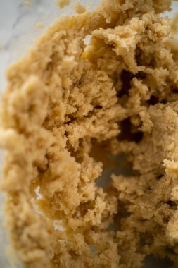 Nane şekerli çikolatalı kurabiyeler pişirmek için büyük bir bardakta karıştırma malzemesi..