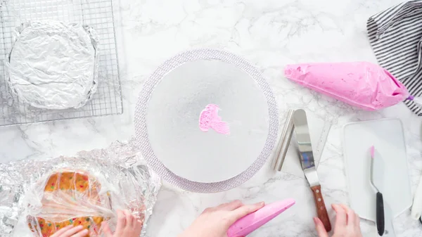 Flach Lag Schritt Für Schritt Zuckerguss Runde Funfetti Kuchenschichten Mit — Stockfoto