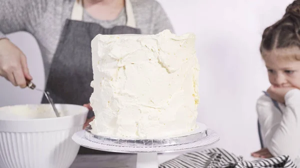 Schritt Für Schritt Zuckerguss Runde Funfetti Kuchen Mit Weißem Italienischen — Stockfoto