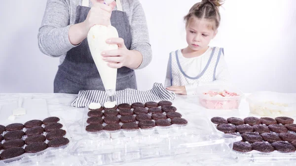 Adım Adım Küçük Kız Çikolatalı Kekleri Çikolatalı Kar Taneleriyle Süslemeye — Stok fotoğraf
