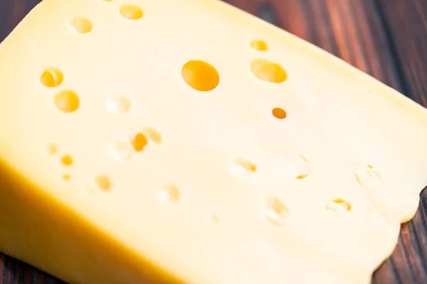 Großer Keil Aus Halbweichem Schweizer Käse Auf Dunklem Holzgrund — Stockfoto