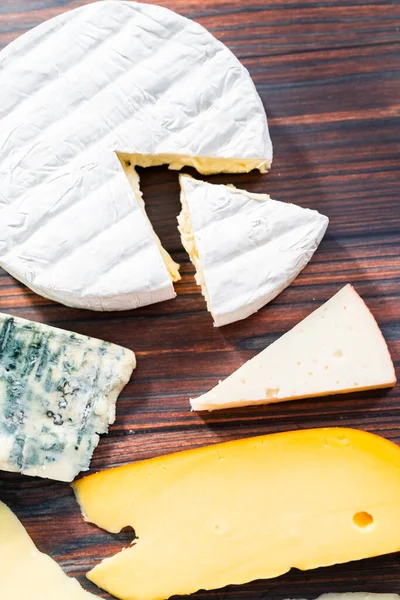 Koyu Ahşap Arka Planda Büyük Gurme Peynir Dilimleri Var — Stok fotoğraf